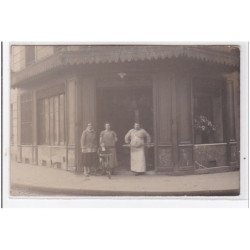 PARIS : un restaurant, personnages - très bon état