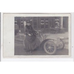 PARIS : femme avec voiture devant un restaurant - très bon état
