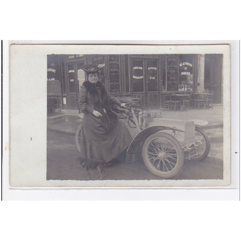 PARIS : femme avec voiture devant un restaurant - très bon état