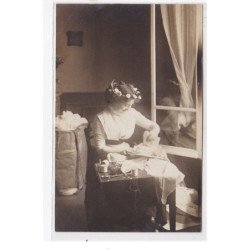 VINCENNES : carte photo d'une femme brofdant à sa fenêtre (envoyée de Vincennes) - bon état (un coin plié)