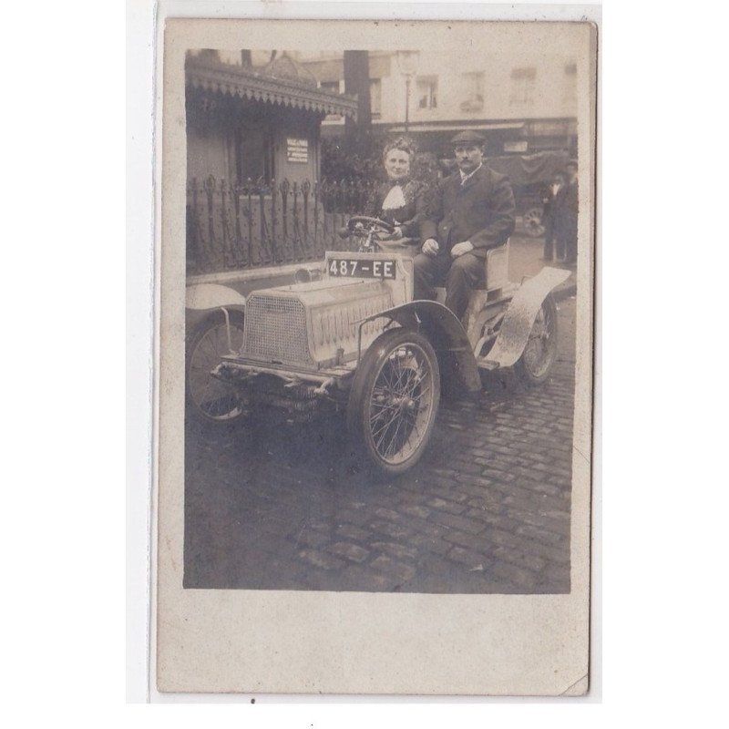 PARIS : carte photo d'une automobile conduite par une femme - bon état (un petit pli d'angle)