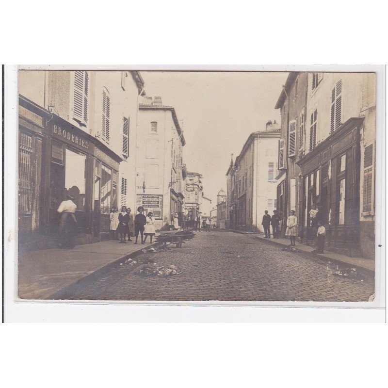 CHARMES : carte photo d'une rue (magasin de broderies - boulangerie - très bon état CHARMES : carte photo d'une rue (magasin de broderies - boulangerie - très bon état