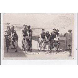 CLERMONT FERRAND : carte photo de cyclistes au vélodrome - très bon état