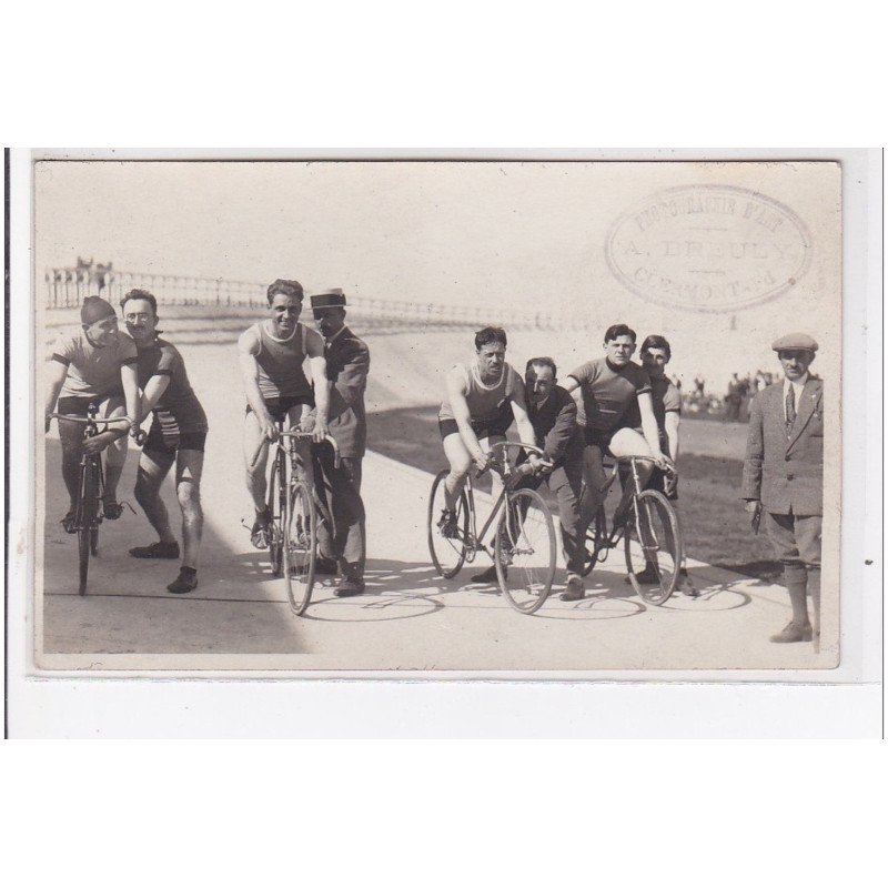 CLERMONT FERRAND : carte photo de cyclistes au vélodrome - très bon état