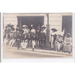 VICHY : carte photo de personnes devant la Société Générale (banque) rue Cunin-Gridaine - très bon état