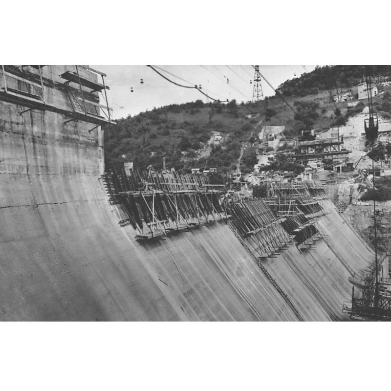 GENISSIAT : barrage, parement aval vu de la rive droite - tres bon etat