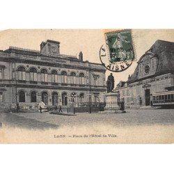 LAON : pace de l'hotel de ville - tres bon etat