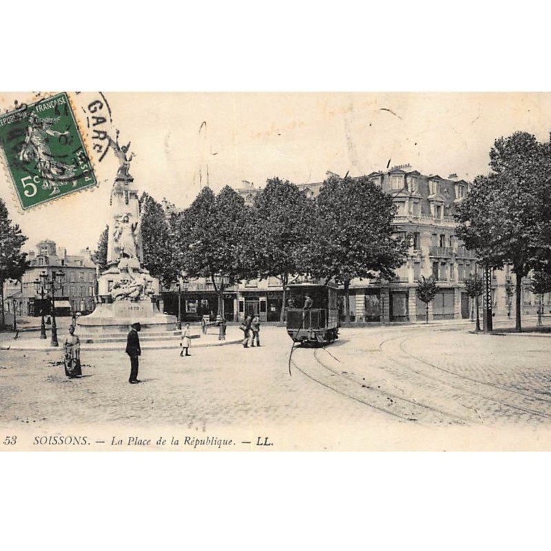 SOISSONS : la place de la republique - tres bon etat