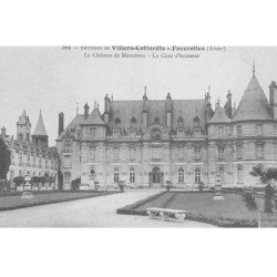 FAVEROLLES : le chateau de maucreux, la cour d'honneur - tres bon etat