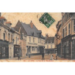 LA FERE : la rue de la republique (toillée) - etat
