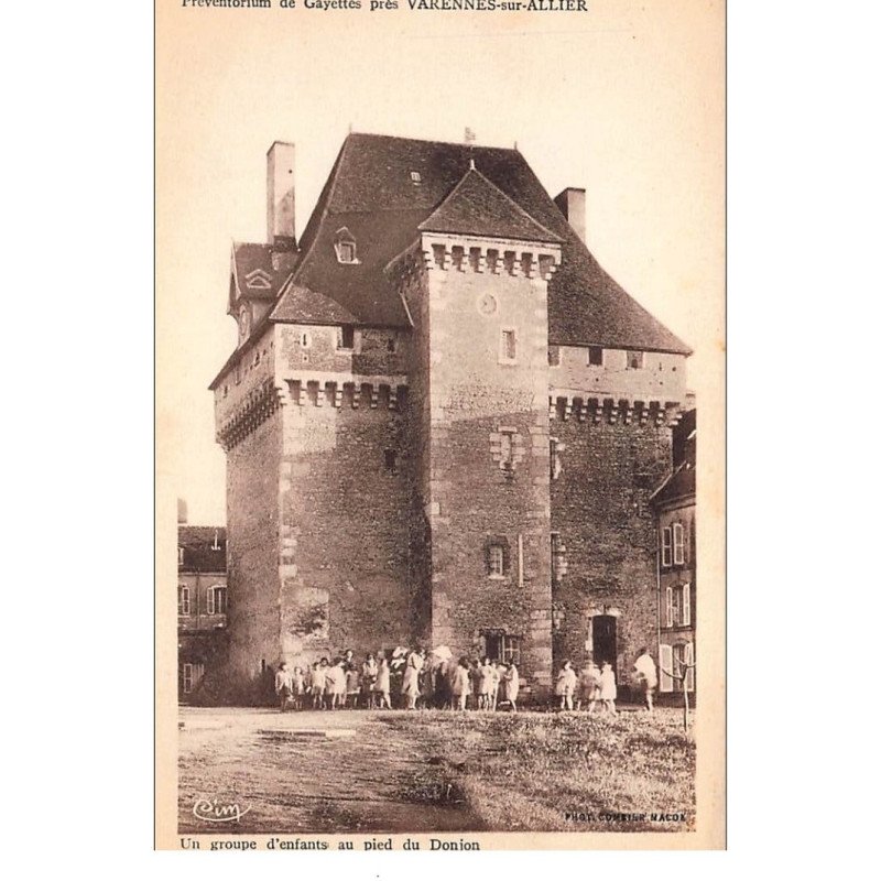 GAYETTES : un groupe d'enfants au pied du donjon, preventorium de gayette - tres bon etat