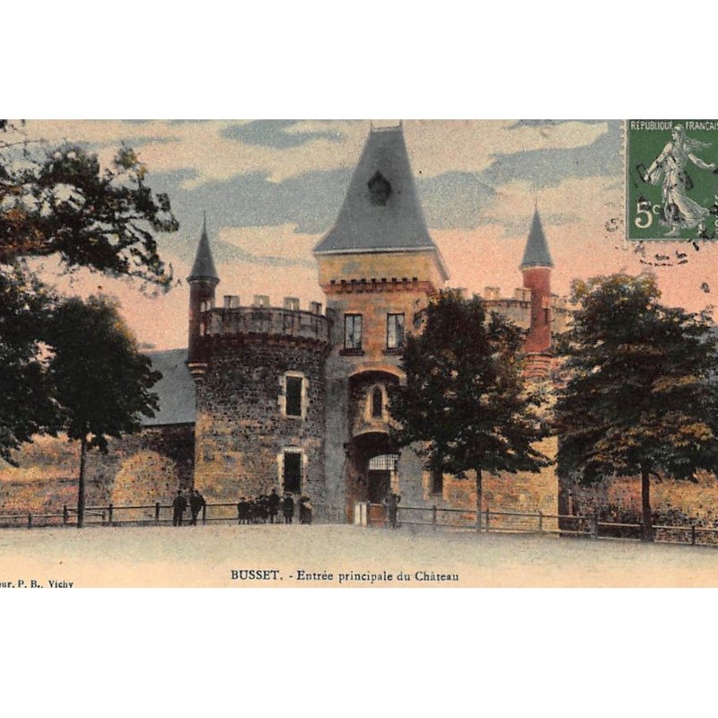 BUSSET : entrée principale du chateau - etat