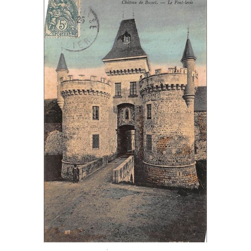 BUSSET : chateau de busset, le pont-levis - tres bon etat
