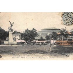 VICHY : statue et place de la republique et le marché - tres bon etat