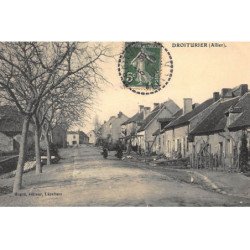 DROITURIER : une rue du village - tres bon etat