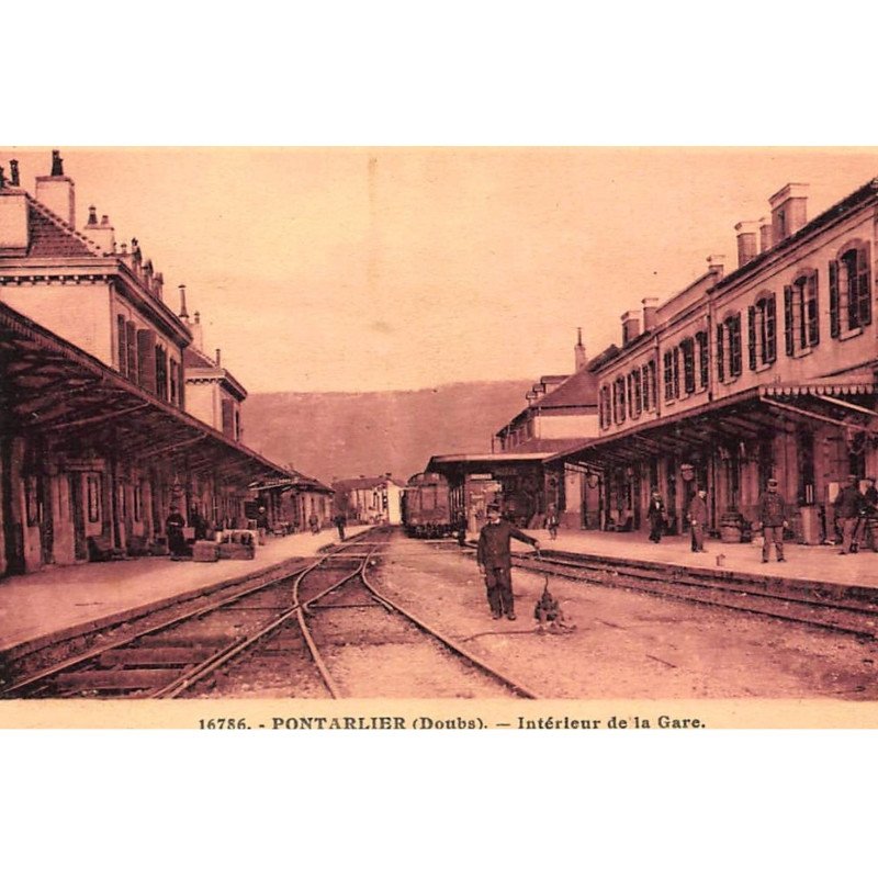 PONTARLIER : interieur de la gare - tres bon etat