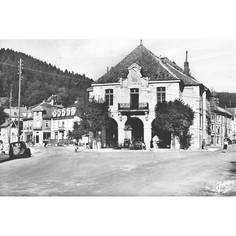 MAICHE : sl'hotel de ville et le monument aux morts - tres bon etat