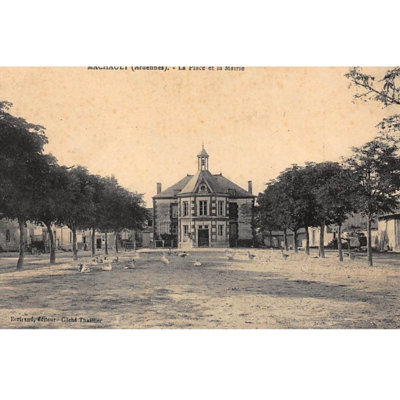 MACHAULT : la place et la mairie - etat