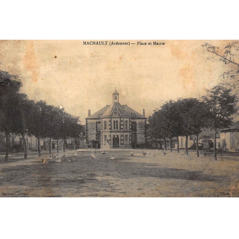 MACHAULT : la place et la mairie - etat