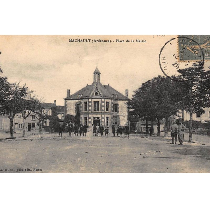 MACHAULT : place de la mairie - tres bon etat