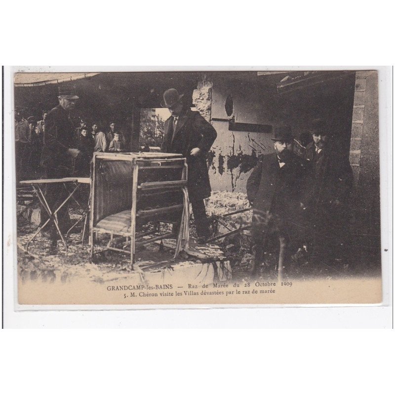 GRANDCAMP-les-BAINS : raz de marée du 28 octobre 1909 M. Cheron visite les villas dévastées - très bon état