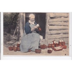 FINISTERE : femme decorant des sabots (tres rare en couleur) - tres bon etat