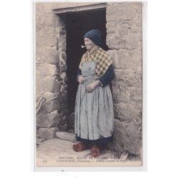 PLOUEDERN : femme fumant la pipe (tres rare en couleur) - tres bon etat