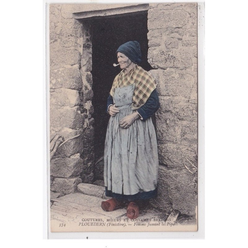 PLOUEDERN : femme fumant la pipe (tres rare en couleur) - tres bon etat