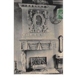 PAILLY : chateau de pailly, restes d'une ancienne cheminée - tres bon etat