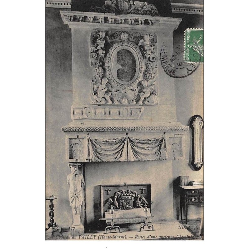 PAILLY : chateau de pailly, restes d'une ancienne cheminée - tres bon etat