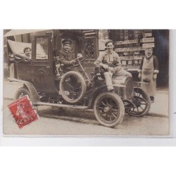 PARIS : carte photo d'un taxi (automobile) (marchand de journaux et cartes postales - état (collée dans un album)