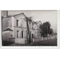 CHARRON - BOURG CHARRON : les écoles et la mairie - très bon état