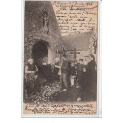 LA BRETAGNE PITTORESQUE : PERROS HAMON : un voeu à St Yves à la chapelle - très bon état