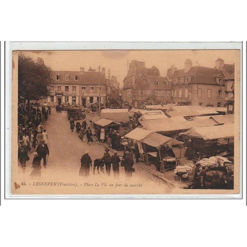 LESNEVEN : place Le Flô un jour de marché - très bon état