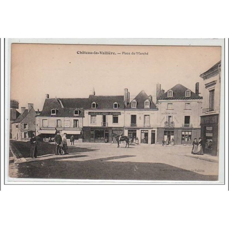 CHATEAU LA VALLIERE : place du Marché - très bon état