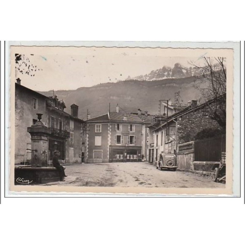 LE TOUVET : place de l'église - au fond, Haut du Seuil (alt. 1908 m.) - très bon état