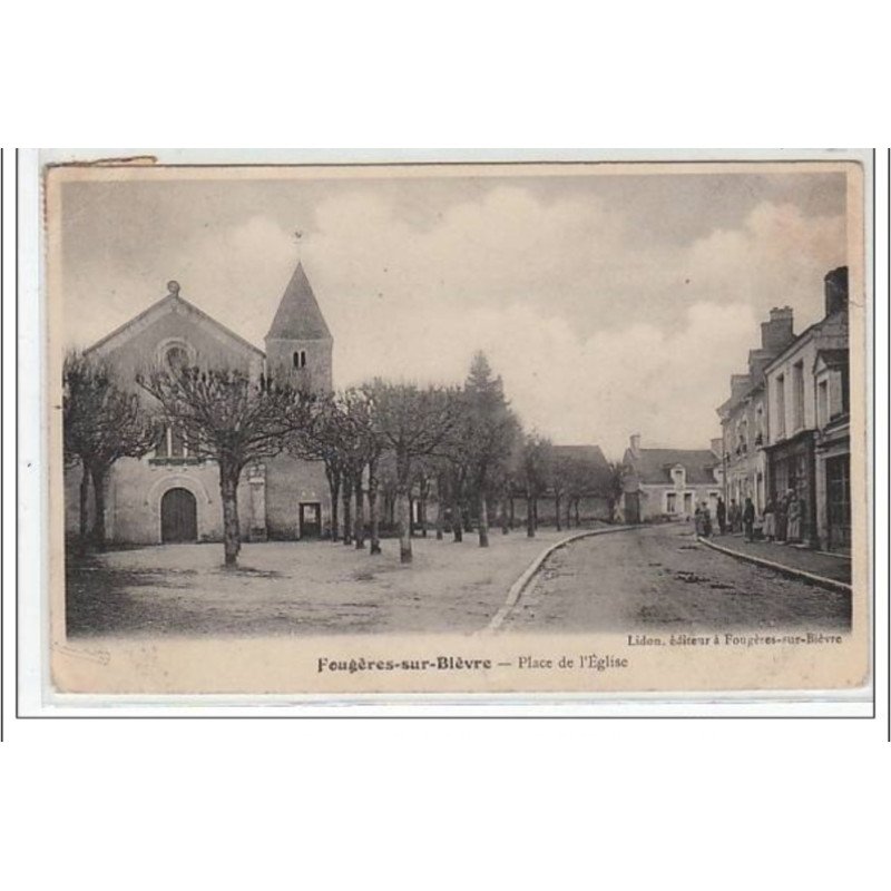 FOUGERES SUR BIEVRE : place de l'église - très bon état