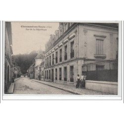 CHAUMONT EN VEXIN : rue de la République - très bon état