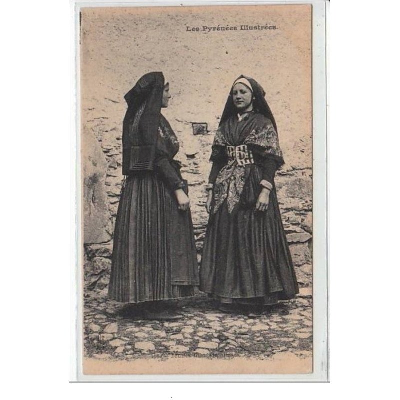 LES PYRENEES ILLUSTREES : jeunes filles - très bon état