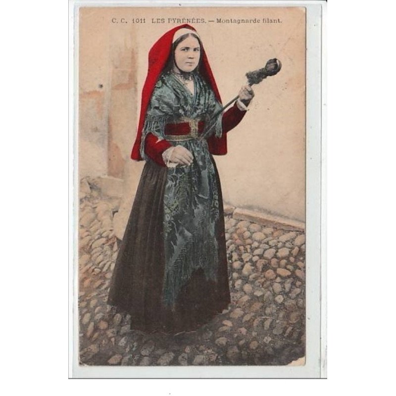 LES PYRENEES : montagnarde filant - très bon état