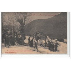 LES SPORTS D'HIVER DANS LES PYRENEES - skieurs amateurs sur un champ de neige - très bon état