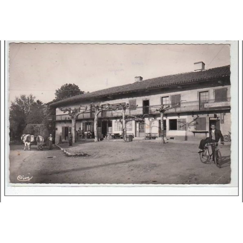 VARENNES SAINT SAUVEUR : place du marché - hôtel du Commerce - très bon état