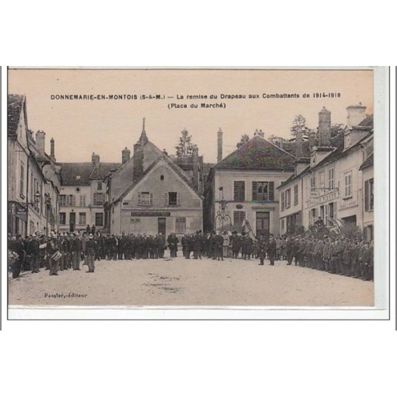 DONNEMARIE EN MONTOIS - La remise du drapeau aux Combattants de 14-18 (place du Marché) - très bon état