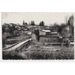 VOUNEUIL SOUS BIARD : vue générale et l'église - CARTE PHOTO - très bon état