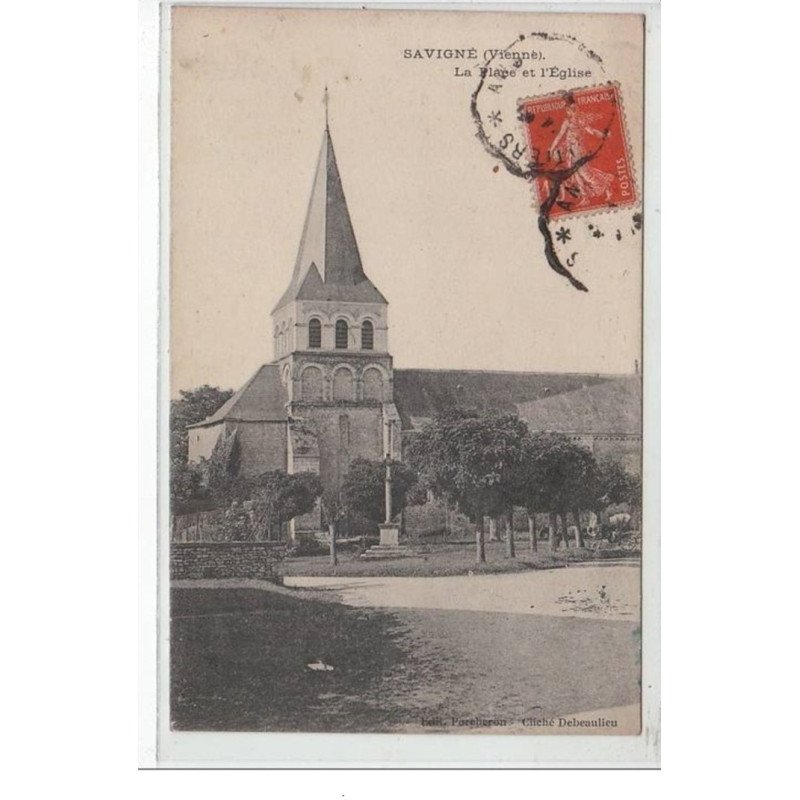 SAVIGNE : la place et l'église - très bon état SAVIGNE : la place et l'église - très bon état