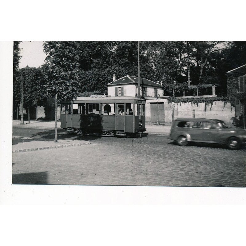 VERSAILLES : "photo environ 1950 format et papier CPA" tramway 11 personnages blvd du roi - tres bon etat