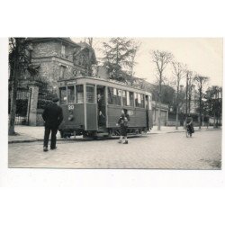 VERSAILLES : "photo environ 1950 format et papier CPA" tramway 20 republique terminus, personnages - tres bon etat