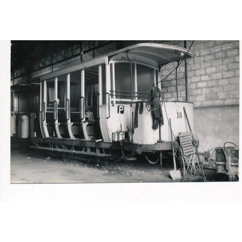 DOUAI : "photo environ 1950 format et papier CPA" tramway 18 - tres bon etat