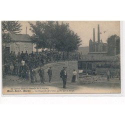 MONT-SAINT-MARTIN : greve bassin de longwy la passerelle de l'usine gardée par la troupe - etat