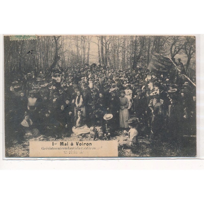 VOIRON : 1er mai, gréviste se rendant à la conférence en plein air - tres bon etat